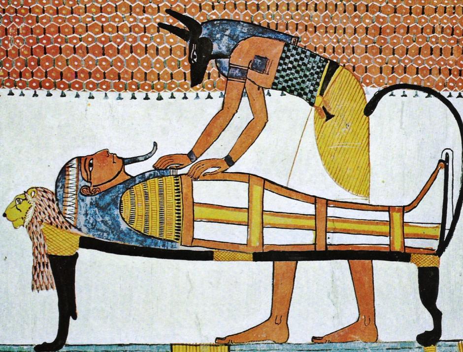 Bajo un dosel, Sennedjem, en proceso de momificación por un sacerdote con máscara de Anubis sobre un lecho zoomorfo donde el león simboliza el final del viaje a la Duat