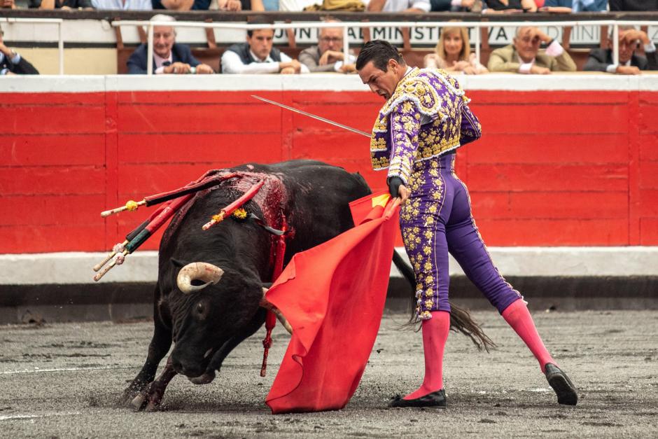 José María Manzanares con el primero de su lote, de nombre 'Marchante' y 539 kilos