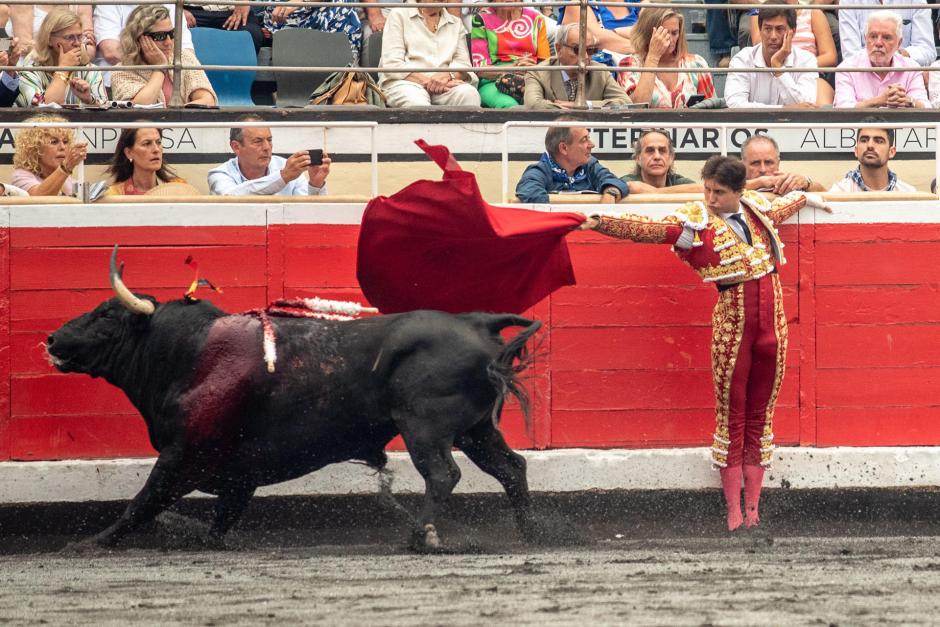 Roca Rey recibió al tercero de la tarde con la mano apoyada en tablas