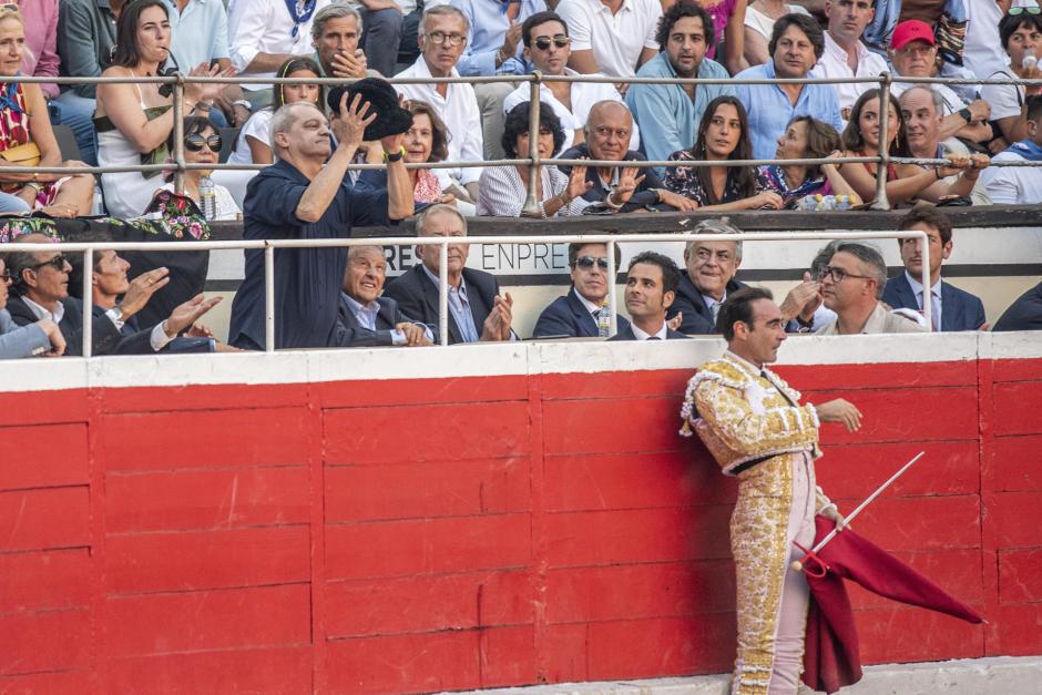 Enrique Ponce brindó su segundo toro a su amigo Ramón García, presentador de televisión