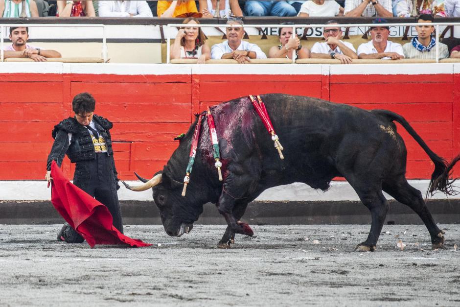 Roca Rey lo intentó de rodillas y con muletazos de mano baja