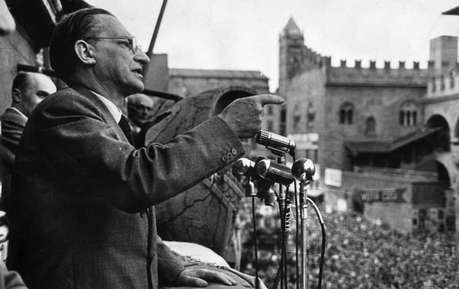 De Gasperi se dirige a la multitud en Bolonia, 1951