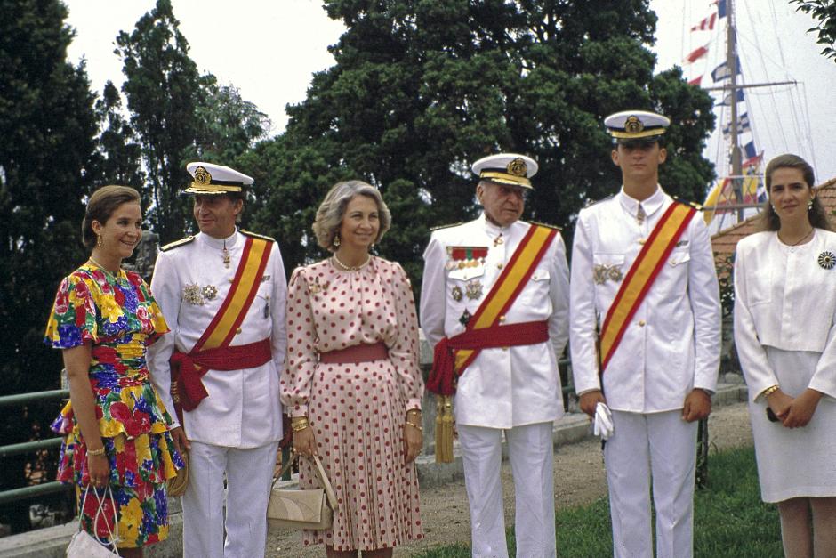 Los reyes de España Juan Carlos I y Sofía de Grecia con sus hijos el príncipe Felipe de Borbón y las infantas Cristina y Elena de Borbón junto a Juan de Borbón durante el acto de entrega del despacho de alférez de Navío en la Base Escuela Militar Naval de Marín 
01/01/1986