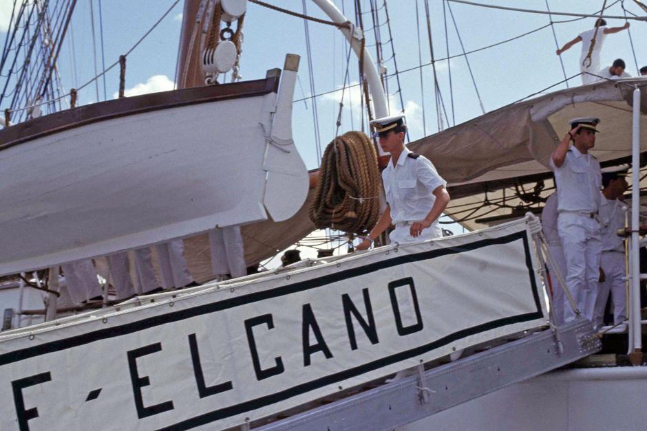 El príncipe Felipe de Borbón durante su instrucción en la Escuela Naval Militar de Marín , Pontevedra
en la foto : Barco Juan Sebastian Elcano
años 1986