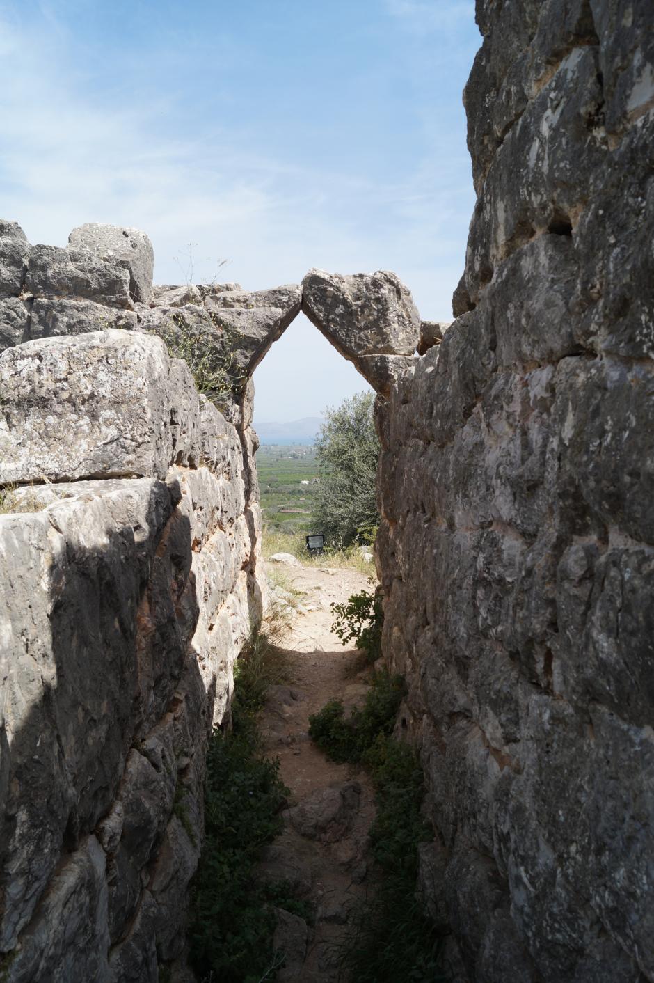 Corredor y entrada a la pirámide de Hellinikon