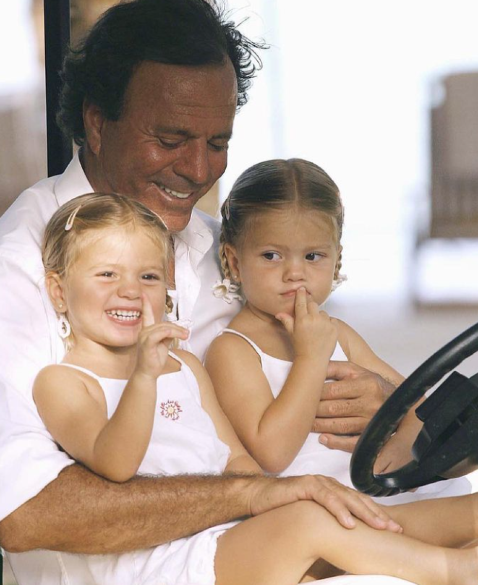 Julio Iglesias y sus pequeñas hijas gemelas