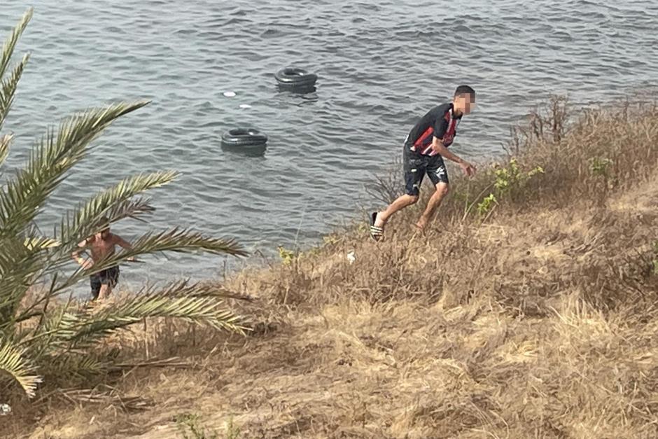 Imagen de uno de los inmigrantes que ha cruzado la frontera a nado esta mañana valiéndose de flotadores