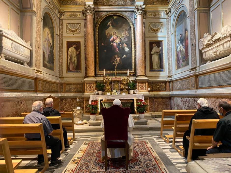 El Papa Francisco rezando ante los restos de santa Mónica, en la basílica de san Agustín, en Roma