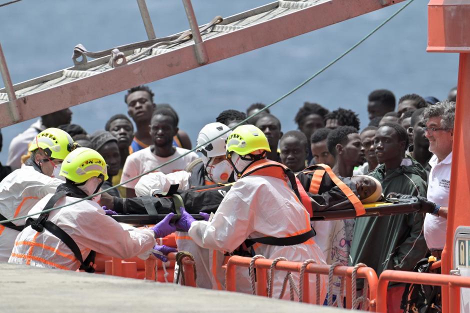 Algunos de los 136 inmigrantes que llegaron este lunes en un cayuco al puerto de Valverde (El Hierro)