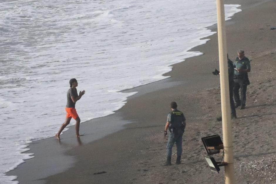 Guardias civiles esperan la llegada de un nuevo inmigrante en la playa del Tarajal