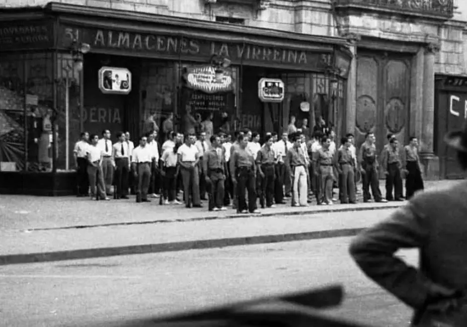 Escamots de las JEREC frente al palacio de la Virreina para defender el estado catalán proclamado por Lluís Companys, 6 de octubre de 1934