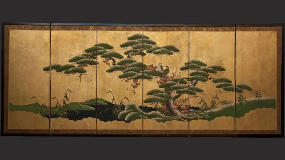 El madrileño Espacio Cultural Serrería Belga acoge hasta el próximo 6 de septiembre la exposición ‘Kinpaku. Naturaleza, poder e imaginación en el arte japonés’, en la que se recorre la edad dorada del arte japonés a lo largo de los siglos XVI y XVII por medio de diez biombos pintados. La naturaleza, el poder y los mitos tradicionales son los temas principales de una expresión artística que resalta la importancia del interior y la intimidad en la cultura japonesa.