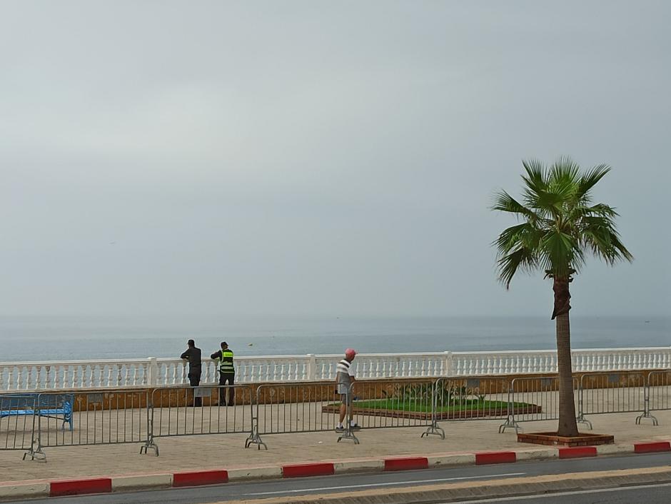 Dos agentes vigilan la costa marroquí junto a la frontera con Ceuta