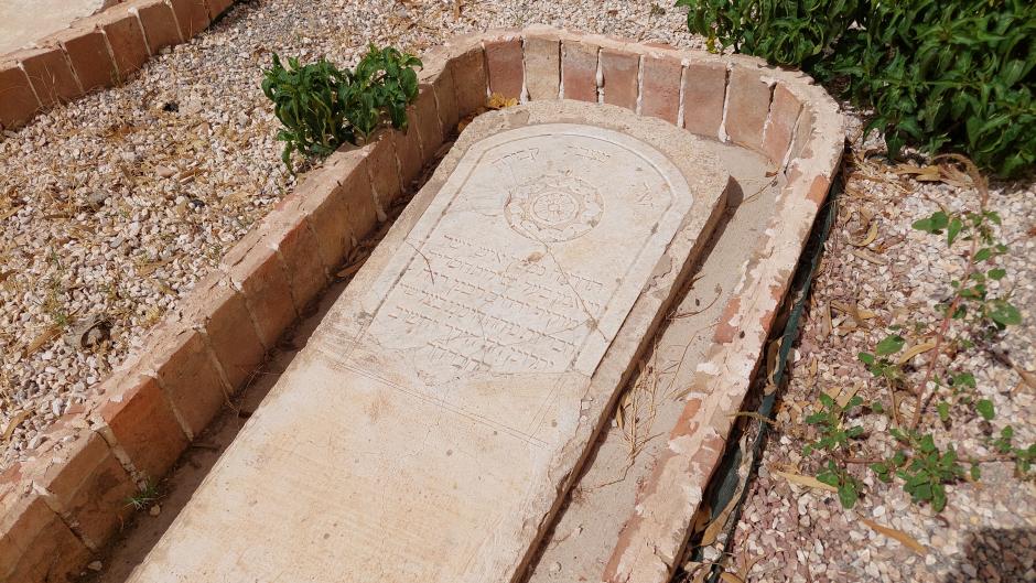 Detalle de una de las lápidas del cementerio judío en Melilla