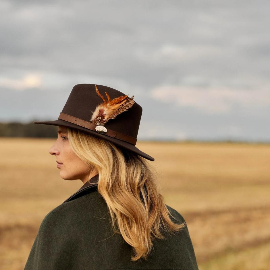 Sombrero fedora con plumas de Hicks and Brown