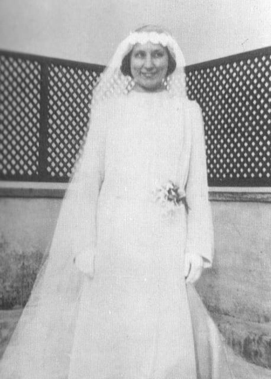 Julia aparece vestida de novia el 24 de junio de 1938, poco antes de convertirse en novicia camaldulense. En aquella época, era costumbre que las prenovicias llevaran un traje de novia durante la ceremonia, como símbolo de su desposorio con Cristo Esposo.