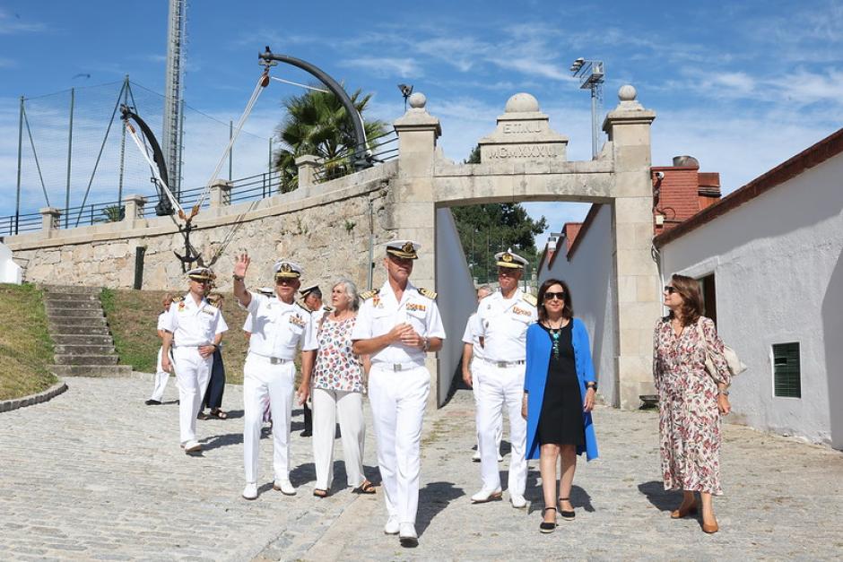 La ministra de Defensa, Margarita Robles, durante su visita a la Escuela naval de Marín