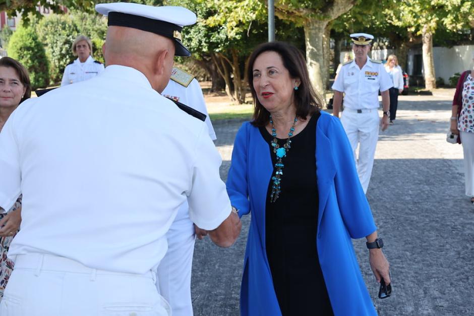 La ministra de Defensa, Margarita Robles, a su llegada a la Escuela Naval de Marín