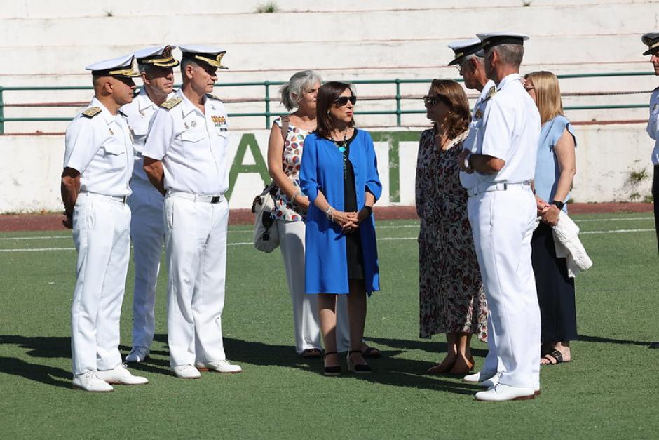 La ministra de Defensa, Margarita Robles, destaca la importancia de servir en las Fuerzas Armadas durante su visita a la Escuela Naval de Marín