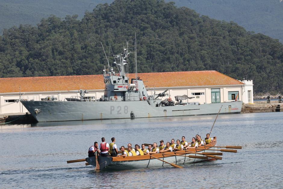 Alumnos de la Escuela Naval Militar reman ante el patrullero P-28 de la clase Anaga para la vigilancia de costas, pesca y salvamento