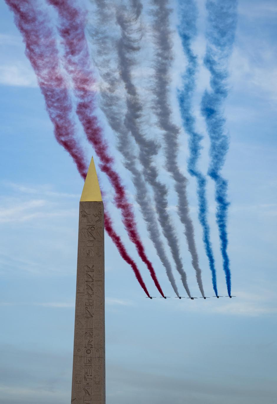 La 'Patrouille de France' volando sobre el obelisco en la Plaza de la Concordia durante el Desfile de Atletas en la Ceremonia de Apertura de los Juegos Paralímpicos de París