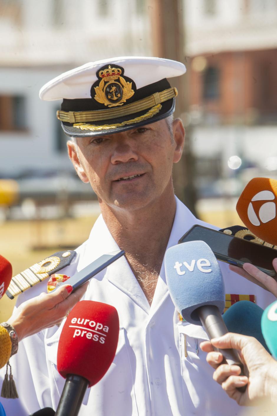 El Director de la Escuela Pedro Cardona durante la visita de la ministra de defensa Margarita Robles a la Escuela Naval de Marín, donde hizo un recorrido para conocer los planes de estudio del curso 2024, donde estudiará la princesa Leonor. EFE/Salvador Sas