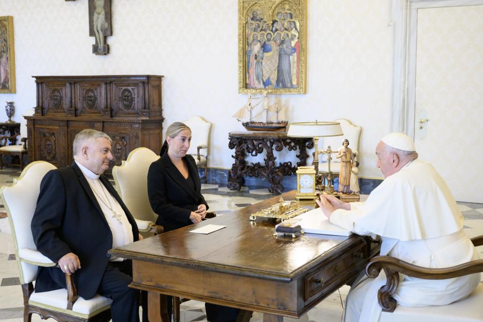 CIUDAD DEL VATICANO, 29/08/2024.- El papa Francisco recibe en audiencia a la presidenta de la Junta de Extremadura, María Guardiola y al arzobispo de Mérida-Badajoz, monseñor José Rodríguez Carballo. EFE/Vatican Media  *****SOLO USO EDITORIAL/SOLO DISPONIBLE PARA ILUSTRAR LA NOTICIA QUE ACOMPAÑA (CRÉDITO OBLIGATORIO) *****