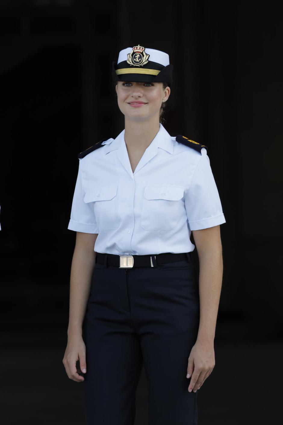 “Hoy me incorporo, con gran ilusión, a esta Escuela Naval Militar para continuar con mi formación castrense. Estoy segura de que aquí tendré la oportunidad de aprender mucho y compartir muchas experiencias importantes junto a mis compañeros de promoción”, ha escrito la Princesa en el libro de honor del centro académico.