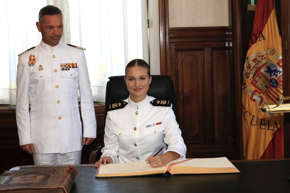 La Princesa Leonor firma en el Libro de Honor de la Escuela Naval Militar