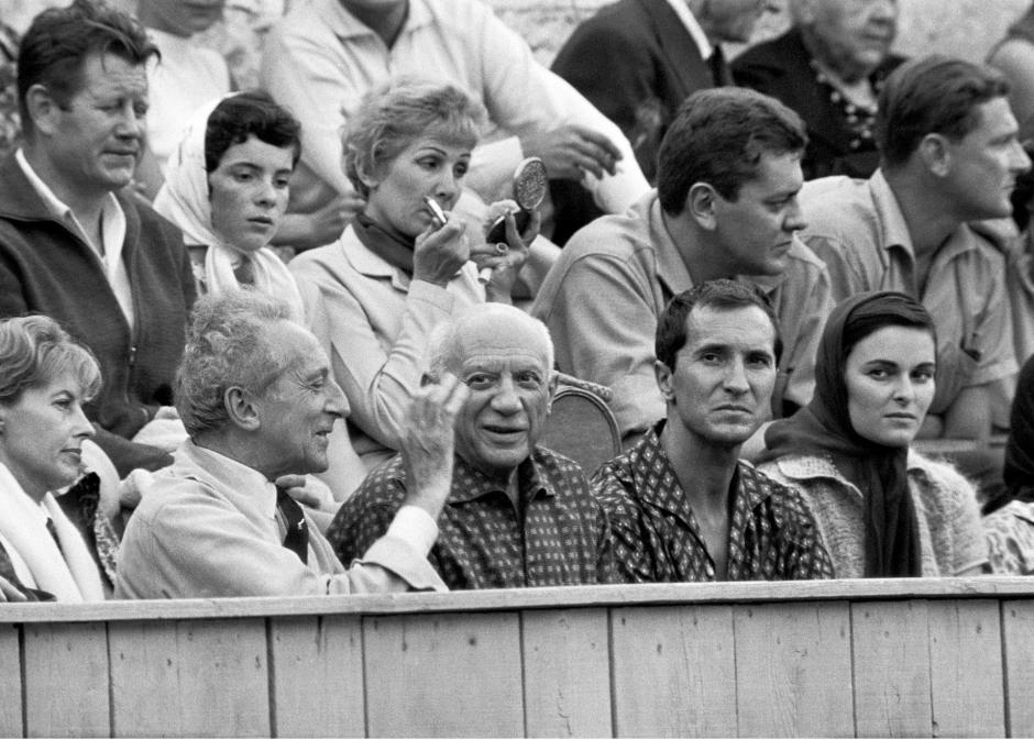 Jean Cocteau, Pablo Picasso, Luis Miguel Dominguin y Lucia Bose en una corrida de toros en Francia