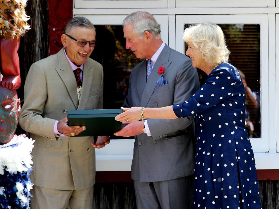 Los Reyes Carlos III y Camila, con el rey maorí