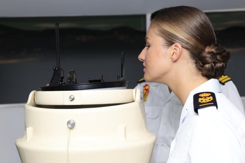 Su Alteza Real la Princesa de Asturias observa la brújula de un simulador de la Escuela Naval Militar