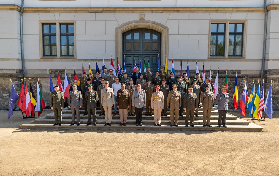 Foto de familia del X Foro de Jefes de Estado Mayor de las fuerzas terrestres europeas en Dresde (Alemania)