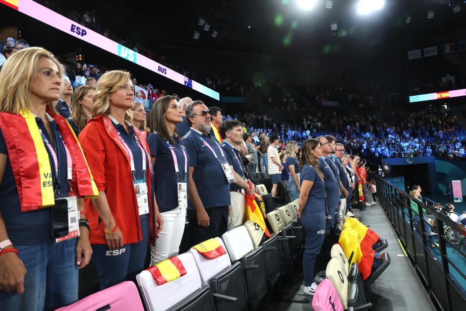 La Reina Letizia asiste al partido de baloncesto en silla de ruedas disputado en el Bercy Arena entre la selección española y la australiana