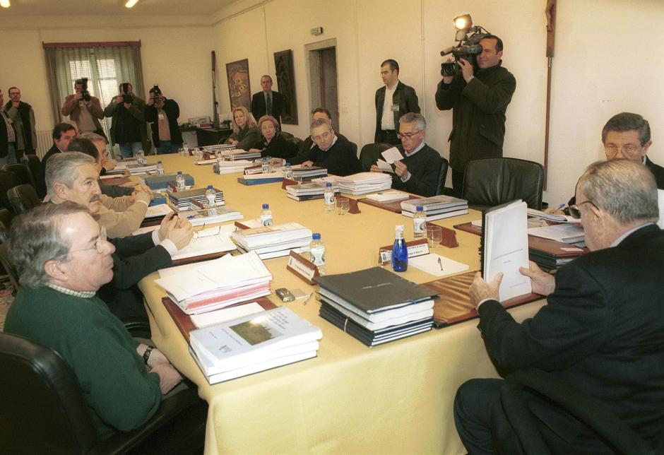 Fraga con sus consejeros en el monasterio de Sobrado