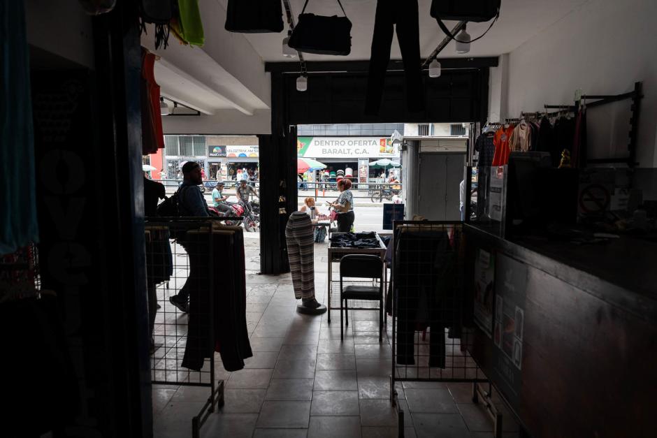 Tienda sin luz en Caracas, donde continúan con apagones