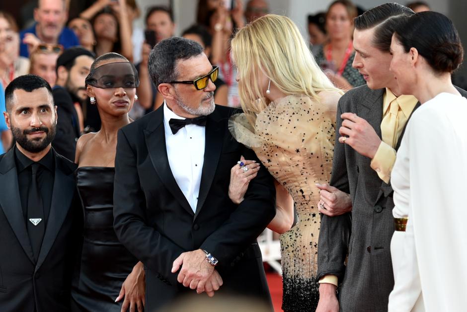 halina reijn,antonio banderas,nicole kidman,harris dickinson,sophie wilde Sophie Wilde, Antonio Banderas, Nicole Kidman and Halina Reijn attends a red carpet for "Babygirl" during the 81st Venice International Film Festival.

Pictured: halina reijn,antonio banderas,nicole kidman,harris dickinson,sophie wilde
Ref: BLU_S7885155 300824 NON-EXCLUSIVE
Picture by: M. Angeles Salvador / SplashNews.com

Splash News and Pictures
USA: 310-525-5808 
UK: 020 8126 1009
eamteam@shutterstock.com

World Rights *** Local Caption *** .