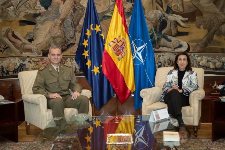 El teniente general Aroldo Lázaro con la ministra de Defensa, Margarita Robles