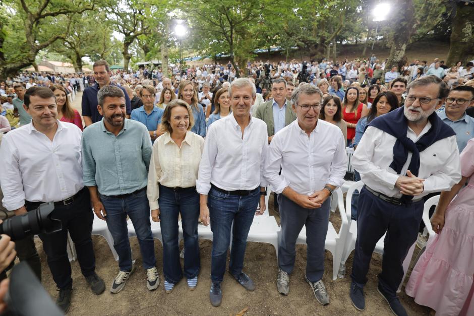 El líder del PP, Alberto Núñez Feijóo junto al resto de líderes populares