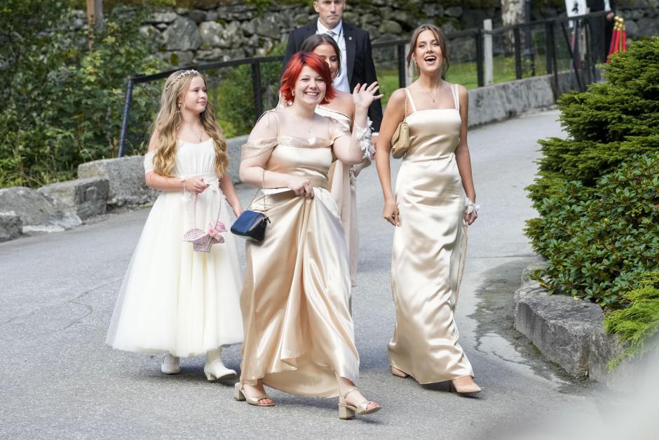 Geiranger (Norway), 31/08/2024.- Princess Martha Louise's daughters Maud Angelica Behn, Emma Tallulah Behn and Leah Isadora Behn after the wedding of Norwegian Princess Martha Louise and US businessman Durek Verrett, in Geiranger, Norway, 31 August 2024. (Noruega) EFE/EPA/CORNELIUS POPPE NORWAY OUT