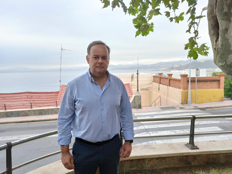 Javier Celaya, con la costa marroquí al fondo