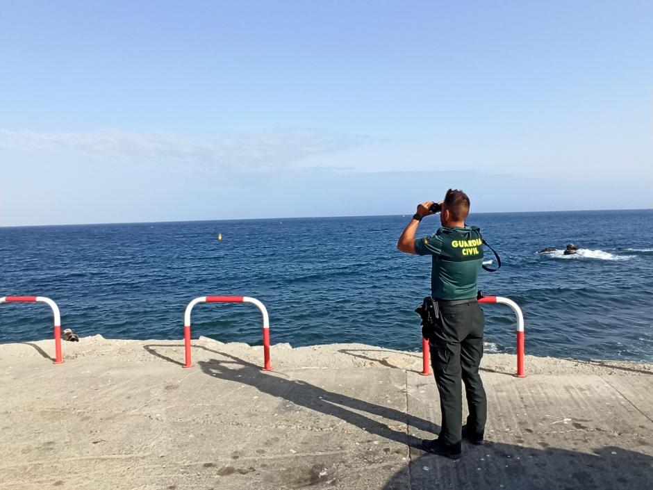 Un agente de la Guardia Civil vigila desde la costa de Ceuta el posible paso de inmigrantes