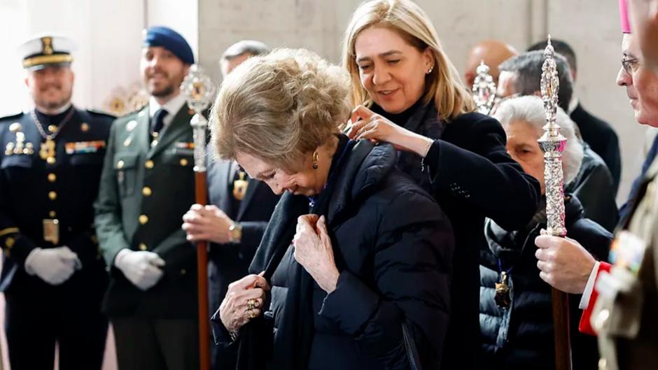 La infanta Cristina coloca la medalla de la cofradía de los Alabarderos a la reina Sofía. (EFE/Mariscal)