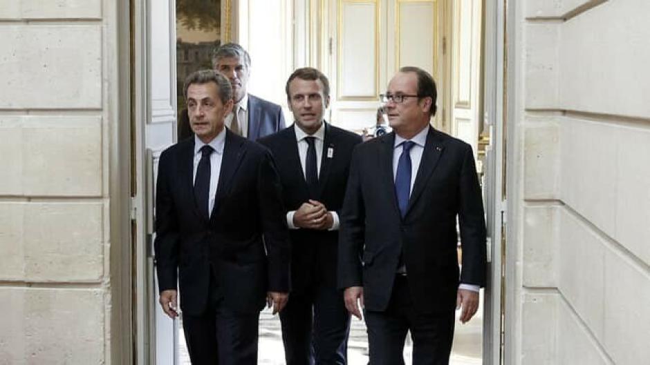 Tres presidentes de Francia: Macron (en el medio) junto a Sarkozy (izq) y Hollande (drch) en el Elíseo