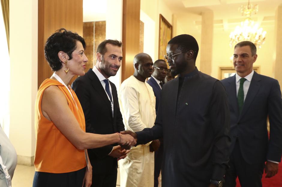 DAKAR (SENEGAL), 29/08/2024.- Fotografía del encuentro de este jueves, entre el presidente del Gobierno, Pedro Sánchez (d), y el presidente de la República del Senegal, Bassirou Diomaye Faye (2d), en el que también asisten la ministra de Inclusión, Seguridad Social y Migraciones de España, Elma Saiz (i), y el ministro de Economía, Comercio y Empresa, Carlos Cuerpo (2i), en el Palacio Presidencial, en Dakar. EFE/ Fernando Calvo Pool Moncloa SOLO USO EDITORIAL SOLO DISPONIBLE PARA ILUSTRAR LA NOTICIA QUE ACOMPAÑA (CRÉDITO OBLIGATORIO)