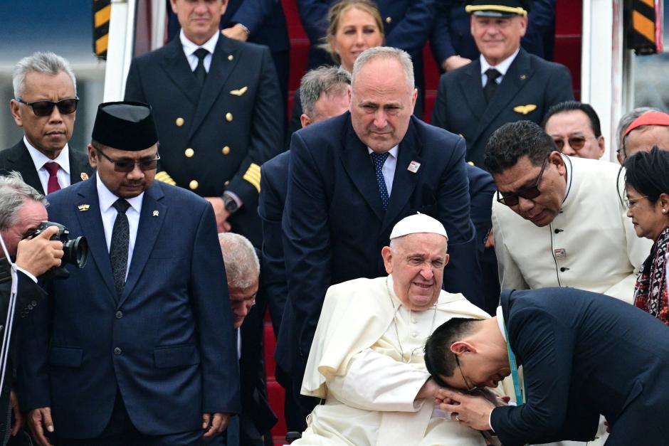 El Papa Francisco es recibido en el aeropuerto de Yakarta