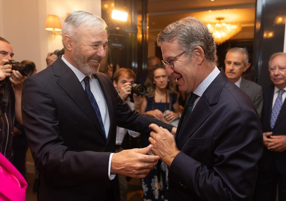 El presidente del Gobierno de Aragón, Jorge Azcón (i) y el presidente del PP, Alberto Núñez Feijóo