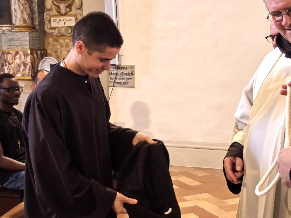 Un joven recibe el pasado domingo su hábito como novicio franciscano