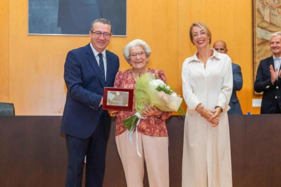 Imagen de Bárbara Pérez, ganadora del premio a 'Vecino Ejemplar' de Benidorm en 2023