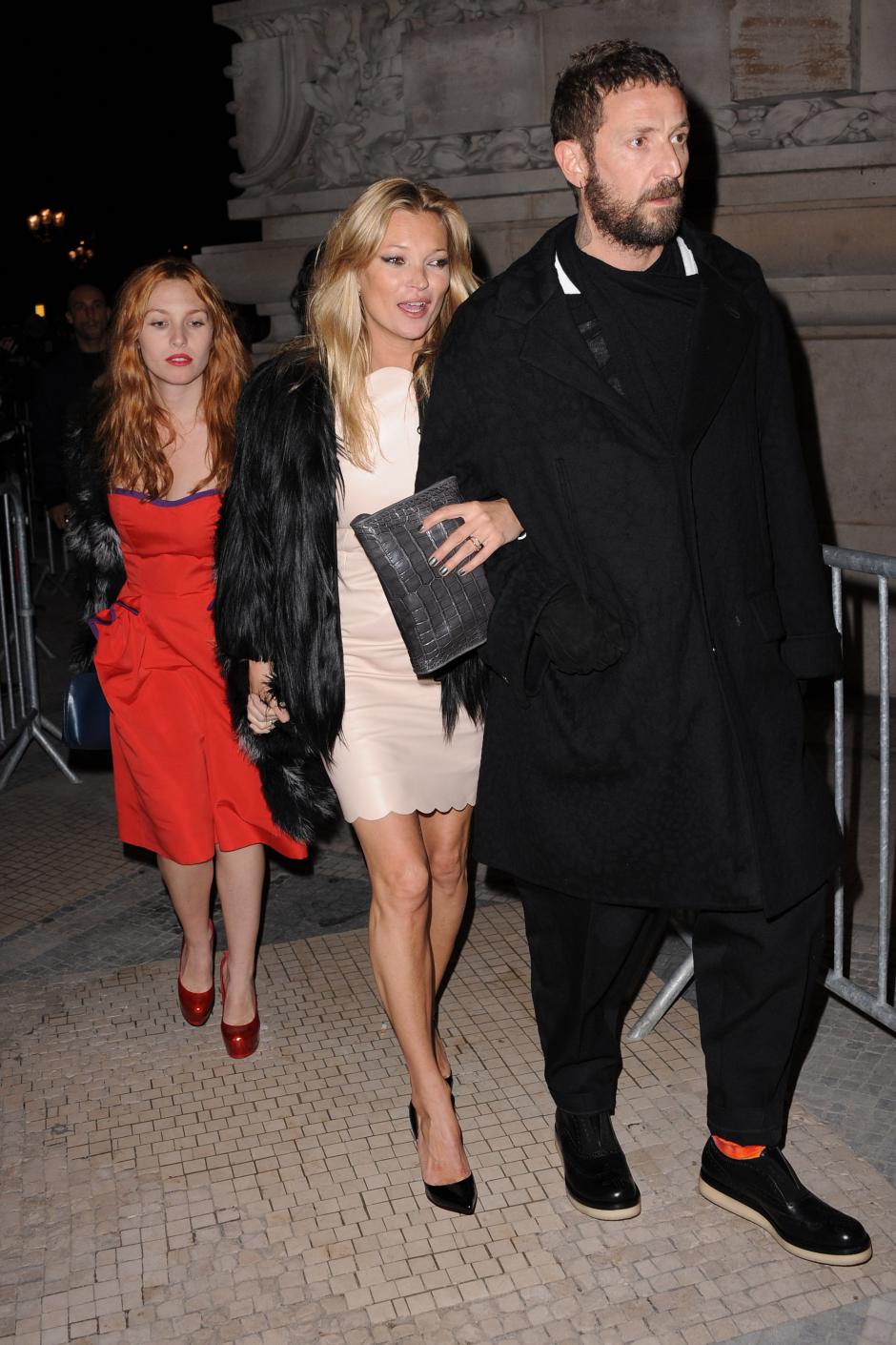 Kate Moss and designer Stefano Pilati in Paris
En la foto paseando cogidos del brazo